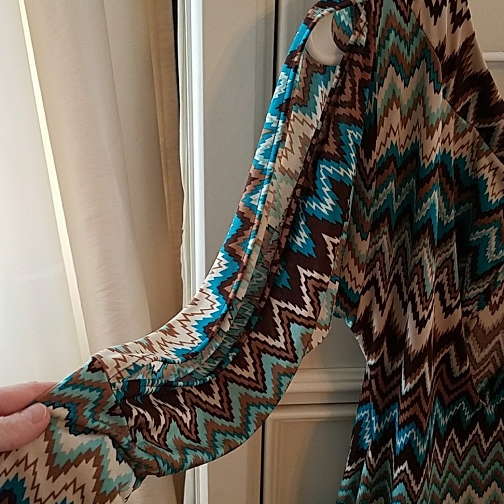 A patterned form fitting dress. - Picture 3 of 4
